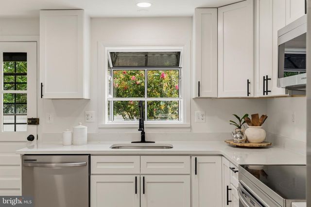 5202 CAROLINE CIR, Waldorf, MD 20601