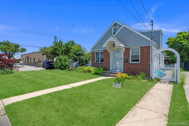 149 Arlington Street, Mineola, NY 11501
