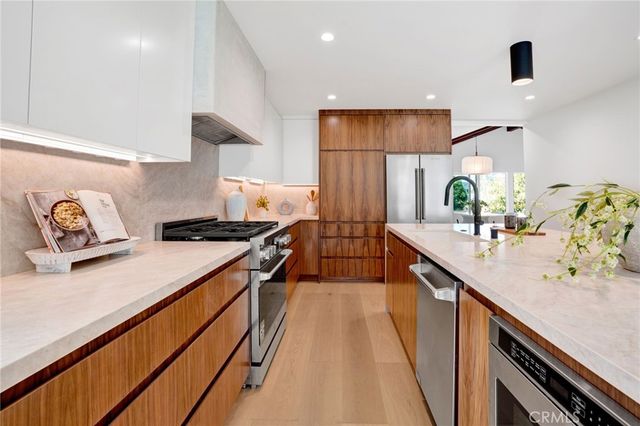 8121 Chase, Los Angeles, CA 90045