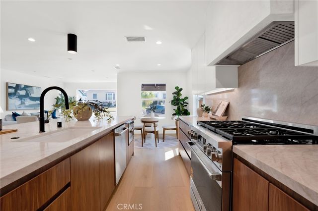 8121 Chase, Los Angeles, CA 90045