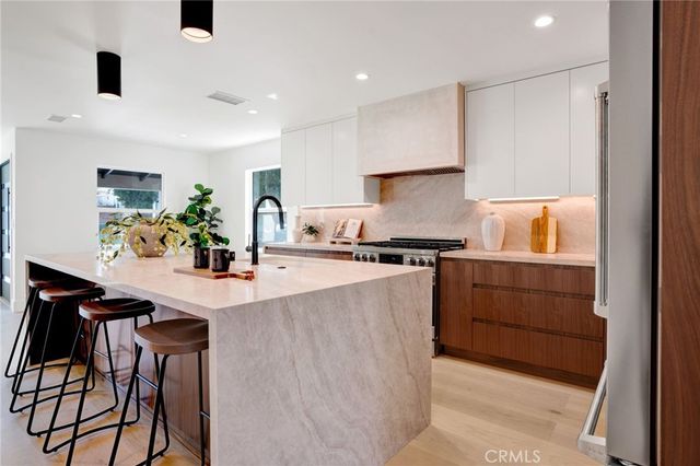 8121 Chase, Los Angeles, CA 90045