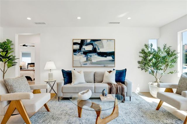 8121 Chase, Los Angeles, CA 90045