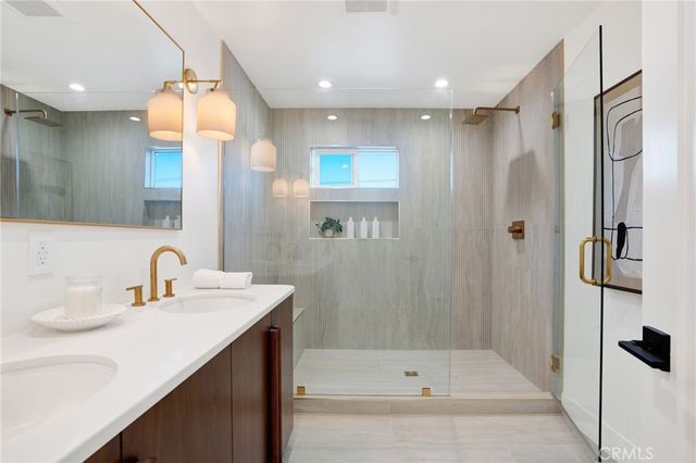 8121 Chase, Los Angeles, CA 90045