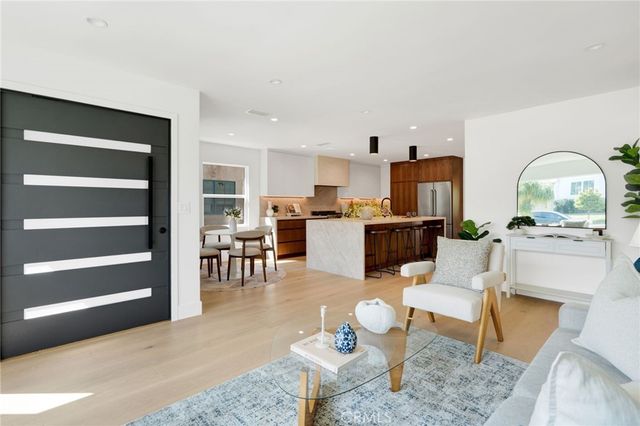 8121 Chase, Los Angeles, CA 90045