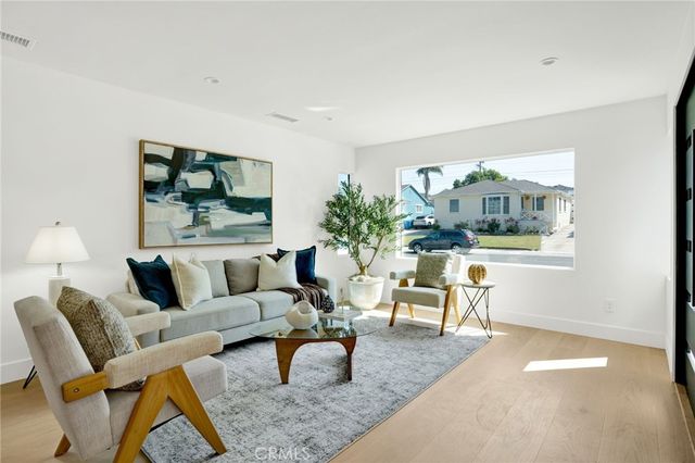 8121 Chase, Los Angeles, CA 90045