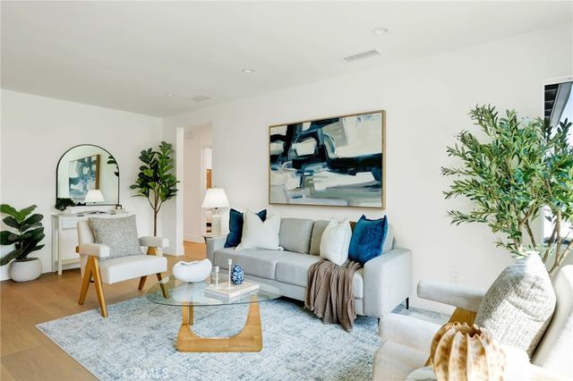 8121 Chase, Los Angeles, CA 90045