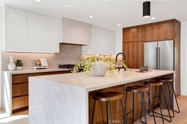 8121 Chase, Los Angeles, CA 90045