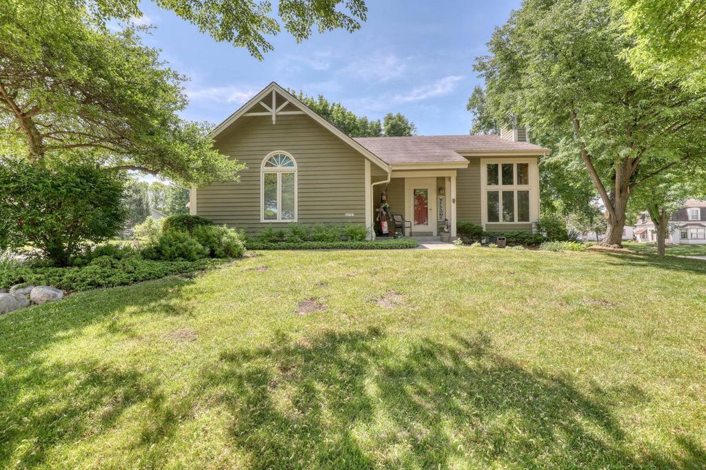 10929 W Hope AVENUE, Wauwatosa, WI 53222