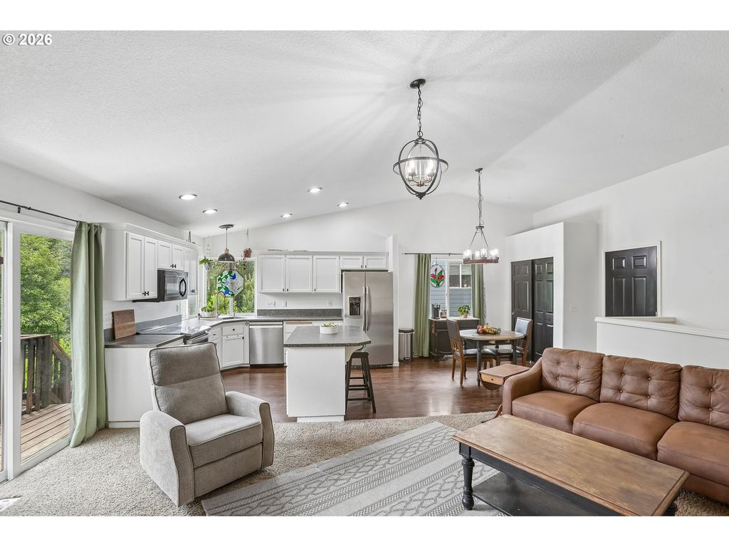 Image 11 of property listing at 800 JOEL PALMER Way, Dayton, OR 97114