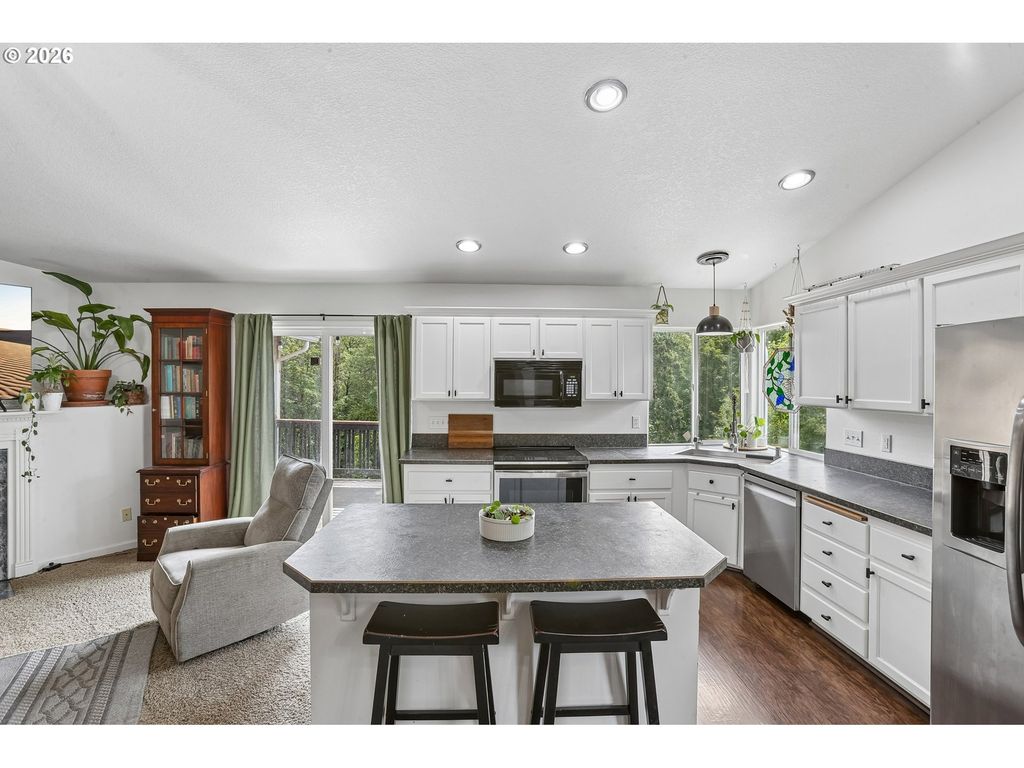 Image 13 of property listing at 800 JOEL PALMER Way, Dayton, OR 97114