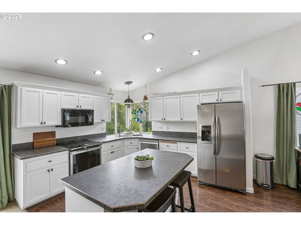 Image 14 of property listing at 800 JOEL PALMER Way, Dayton, OR 97114