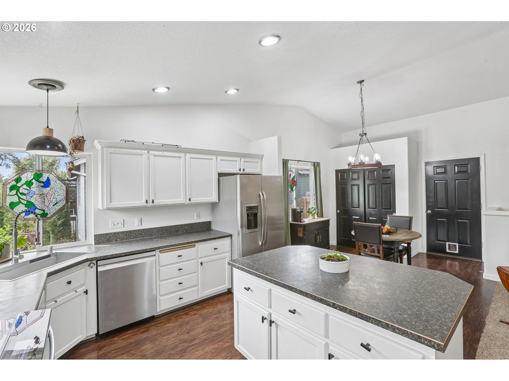 Image 15 of property listing at 800 JOEL PALMER Way, Dayton, OR 97114