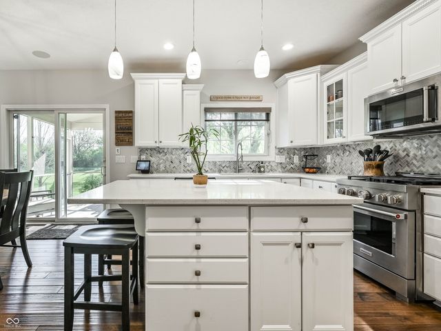 3607 Mossy Rock Drive, Zionsville, IN 46077