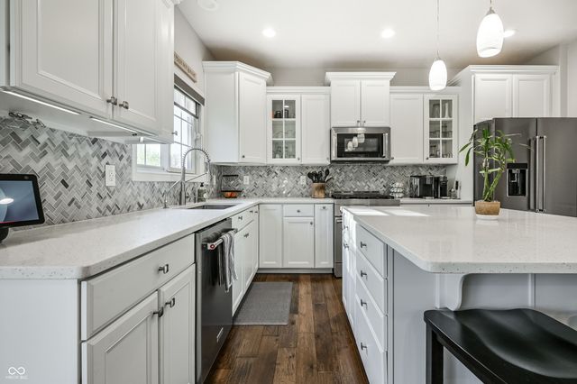 3607 Mossy Rock Drive, Zionsville, IN 46077