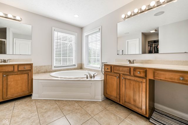 3607 Mossy Rock Drive, Zionsville, IN 46077