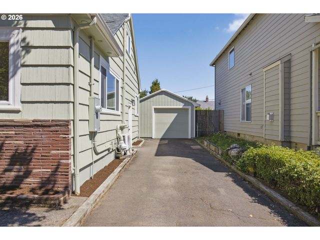 8339 Se BUSH St, Portland, OR 97266