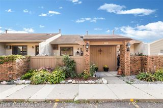 25887 Lexington Drive 5, South Lyon, MI 48178