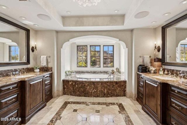 4949 E LINCOLN Drive 11, Paradise Valley, AZ 85253