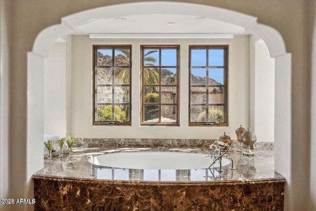 4949 E LINCOLN Drive 11, Paradise Valley, AZ 85253