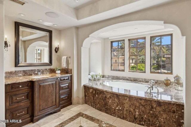 4949 E LINCOLN Drive 11, Paradise Valley, AZ 85253