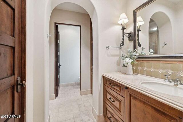 4949 E LINCOLN Drive 11, Paradise Valley, AZ 85253