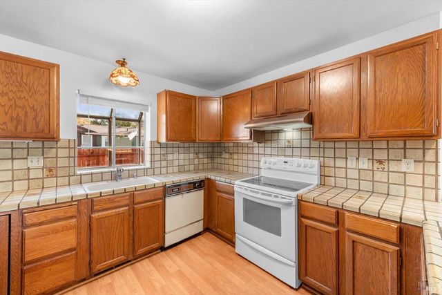 1017 Headlands Dr, Napa, CA 94558