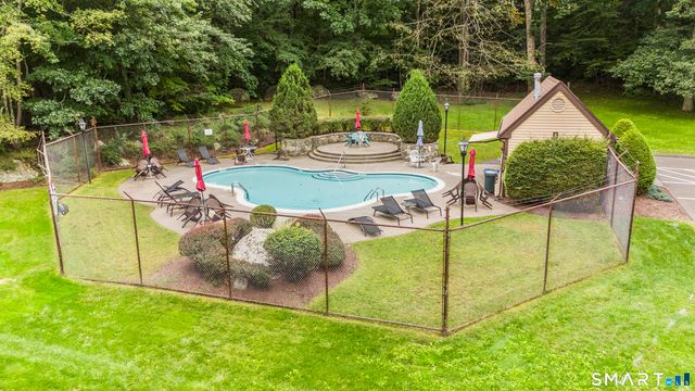 10 Edgehill Circle 10, Monroe, CT 06468