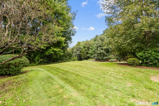 10 Edgehill Circle 10, Monroe, CT 06468
