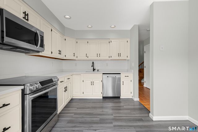 10 Edgehill Circle 10, Monroe, CT 06468
