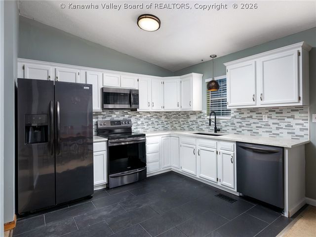 11 Poplar Hills Road, Hurricane, WV 25526