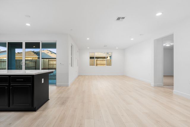 2936 Crystal Downs Avenue, Tulare, CA 93274