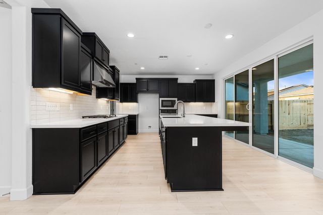 2936 Crystal Downs Avenue, Tulare, CA 93274