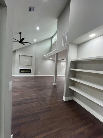 176 Old Bridge Lake, Houston, TX 77069