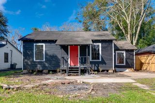 1105 N Valderas Street, Angleton, TX 77515