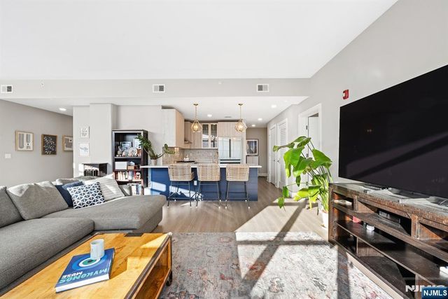 711 1st Street 202, Hoboken, NJ 07030