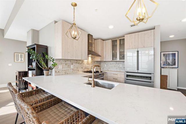 711 1st Street 202, Hoboken, NJ 07030