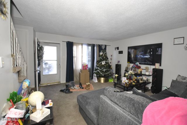 20 Quarry Drive, Colonie, NY 12205