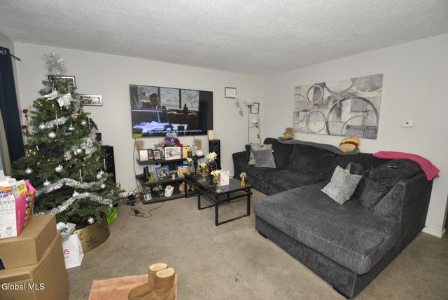 20 Quarry Drive, Colonie, NY 12205