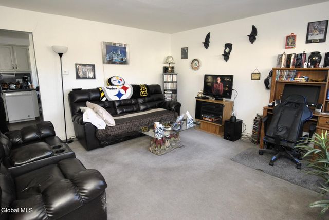 20 Quarry Drive, Colonie, NY 12205