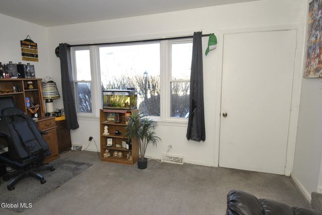 20 Quarry Drive, Colonie, NY 12205