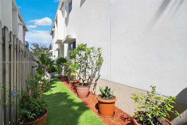 560 SW 6th Ave, Fort Lauderdale, FL 33315