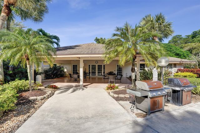 3510 Oaks Way 306, Pompano Beach, FL 33069