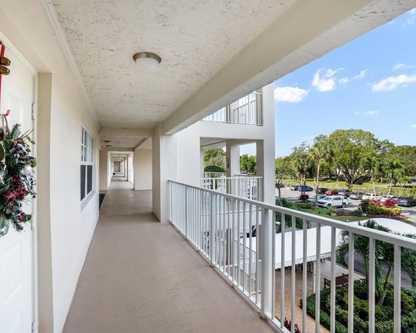 3510 Oaks Way 306, Pompano Beach, FL 33069
