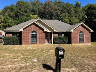 105 E Foggle Street, Athens, TX 75751