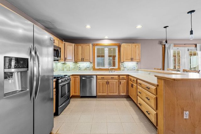 7 Deerfield Ln, Fairhaven, MA 02719