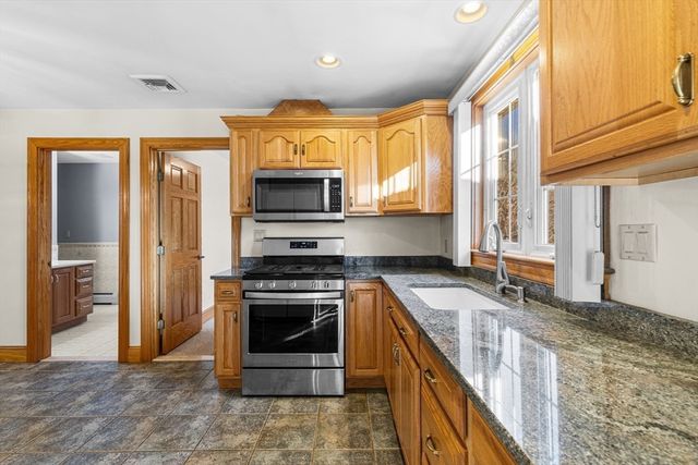 7 Deerfield Ln, Fairhaven, MA 02719