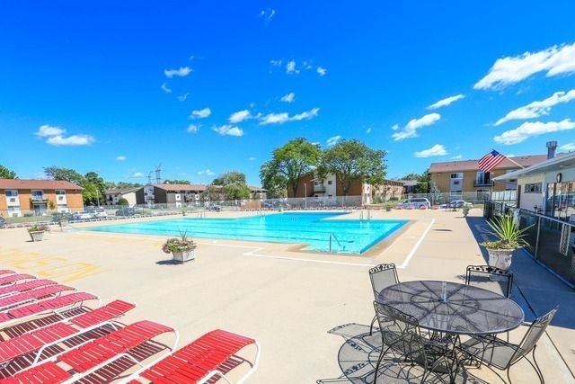 8928 N Steven Drive 2D, Des Plaines, IL 60016