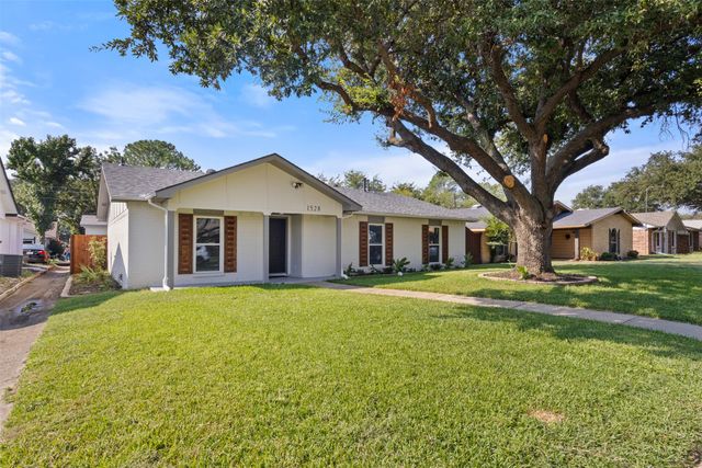 1528 Carnation Drive, Lewisville, TX 75067