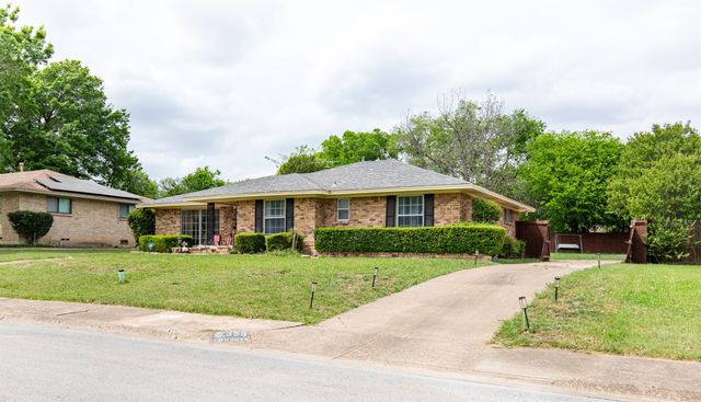 353 Brook Hollow Drive, Desoto, TX 75115