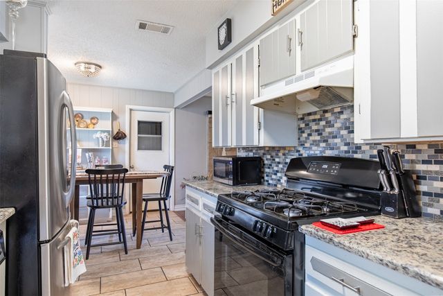 353 Brook Hollow Drive, Desoto, TX 75115